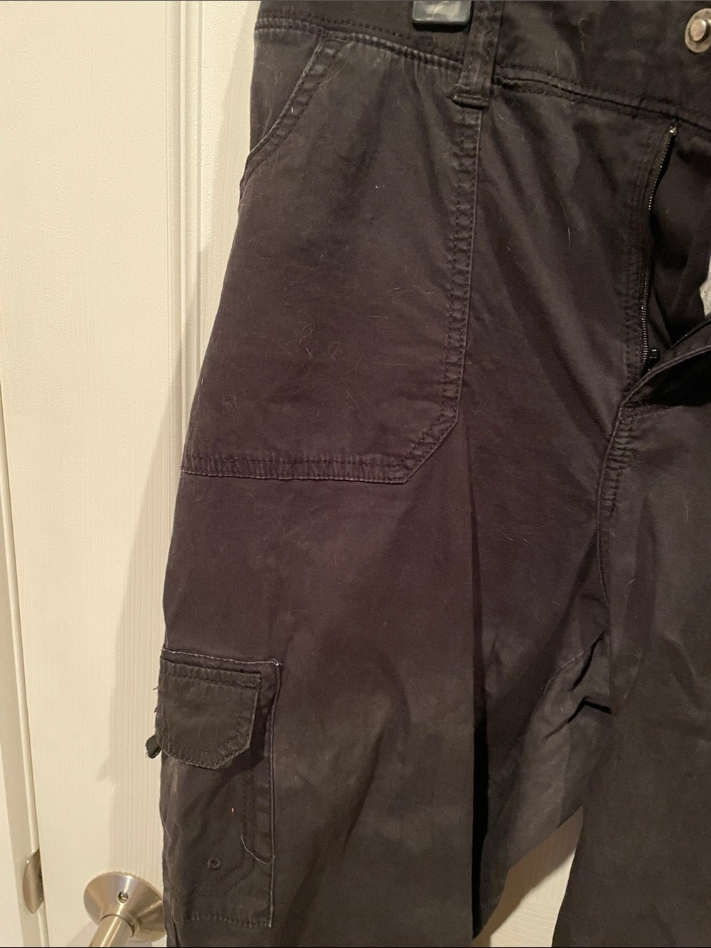 Black Cargo capri Pants - Picture 5 of 5